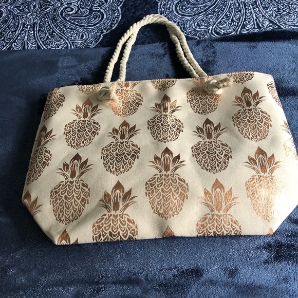 Super fun lightweight beach bag with pineapple design✨ - Picture 3 of 13